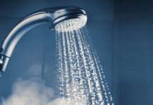 Mitos atau Fakta: Mandi Malam Sebabkan Rematik