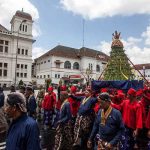Abdi dalem Keraton Yogyakarta membawa gunungan dari Kompleks Keraton Yogyakarta menuju Pakualaman saat acara Grebeg Maulud di Yogyakarta, Rabu (21/11/2018).