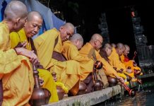 Menelusuri Perjalanan Spiritual Biksu: Keajaiban Thudong Di Thailand Para Biksu Sedang Melakukan Ritual Thudong. (Sumber : cnnindonesia.com)