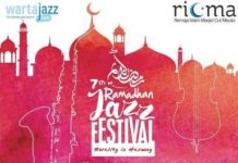 Menikmati Musik Jazz dengan Kain Sarung dan Mukena