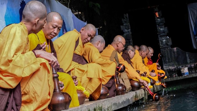 Para Biksu Sedang Melakukan Ritual Thudong. (Sumber : cnnindonesia.com)